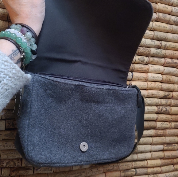 Gorgeous Vintage American Eagle Outfitters gray Wool Small handbag - Picture 2 of 8